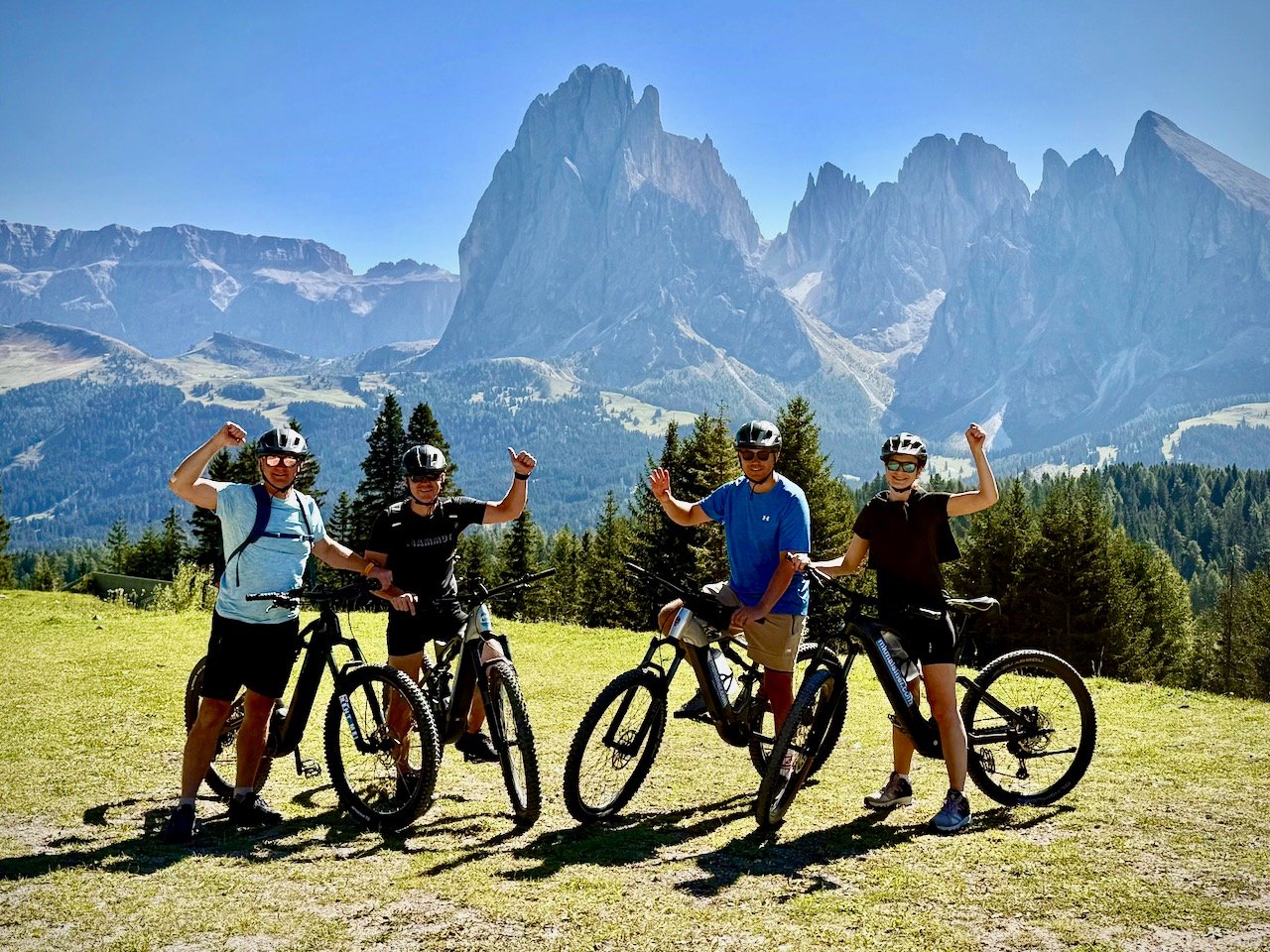 Val Gardena eMTB žygiai kalnuose Dolomituose